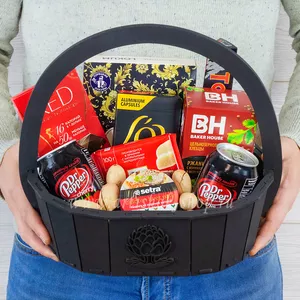 Стильная подарочная корзина с напитком Dr.Pepper, рахат-лукумом, шоколадом тоблерон и паштетом - №758