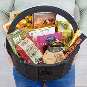 Подарочная корзина для девушки с Ferrero Collection, печеньем бискотти, конфетами бушерон, грондард и сыром чёрная корова - №1518