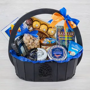 Подарочная корзина для мужчины с конфетами фереро роше, тунцом в масле, красной икрой и сыром грассан - №1904