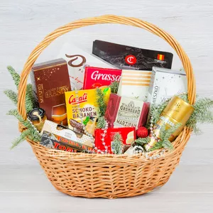 Подарок на новый год в корзине с конфетами Mieszko, Grondard, Dove, шоколадом Toblerone, медом и кофе - №1977