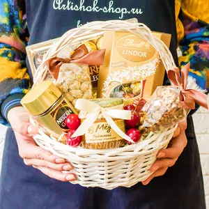 Подарочная корзина для женщин с шоколадом, орехами и кофе - №282