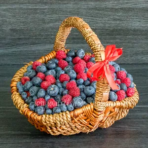Маленькая подарочная корзина для женщин с клубникой, голубикой и малиной - №707