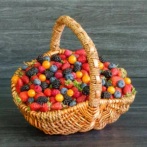Ягодная корзина с клубникой, голубикой, ежевикой и физалисом в подарок для женщин - №753