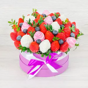 Подарок для женщины в шляпной коробке с голубикой, свежей клубникой и клубникой в шоколаде на день рождения - №1227