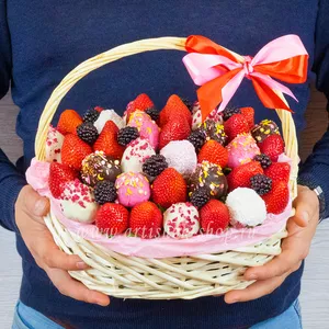 Подарочная корзина для женщин с сочной клубникой, ежевикой и клубникой в шоколаде - №1421