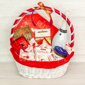 Подарочная корзина с шоколадом Коркунов, конфетами Mon Cheri, Red, Raffaello и джемом - №1467