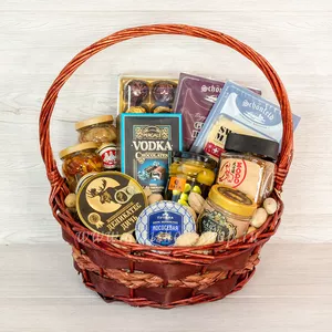 Подарочная корзина с сырными нарезками, оливками, тушеным мясом, маринованными грибами и красной икрой - №1511