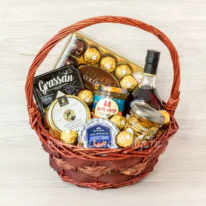 Корзина подарочная на день рождения с конфетами Ferrero, сыром Grassan, мидиями, тунцом, и красной икрой - №1514