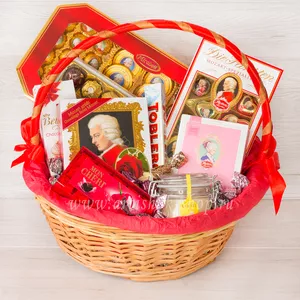 Подарочная корзина с элитными шоколадными конфетами Mozart Mirabell, Mon Cheri, Ferrero Rocher Collection, шоколадом Toblerone и медом для женщин - №1547