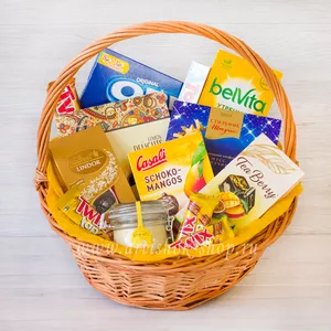 Подарочная корзина с печеньем Oreo, BelVita, конфетами Schoko-Mangos, Lindor, чаем Tea Berry, шоколадом Toblerone, батончиками Twix и медом Medolubov для женщин на день рождения - №1567