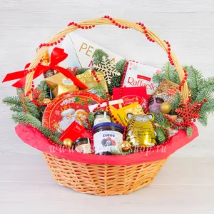 Подарочная корзина для женщин на новый год с конфетами Pergale milk, Raffaello, Ferrero Rocher, Lindor, медом, джемом, кофе Paulig, чаем и орехами - №1628