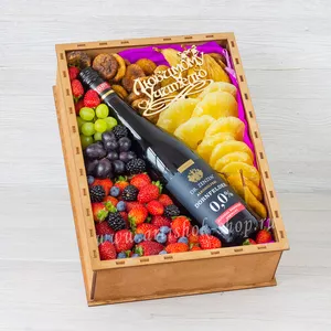 Подарочный бокс с вяленой грушей, инжиром, ананасом, свежей клубникой, виноградом, голубикой и ежевикой в подарок учителю на 1 сентября - №1851