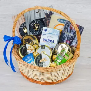 Мужская подарочная корзина с сырами Schonfeld, CrandBlu, Schonfeld, паштетом из мяса кабана и утки, томленым мясом косули и тушеным мясом бобра и  вяленым мясом - №1971