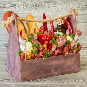 Подарочный ящик на день рождения для мужчины с колбасками и сырами - №307