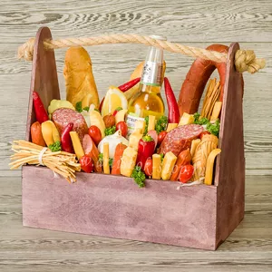 Мужской ящик с напитком, колбасами, багетами, сырами и краковской колбасой - №313