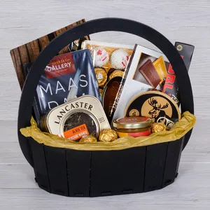 Подарочная мужская корзина с конфетами Ferrero Rocher, сырной нарезкой и кониной - №2457